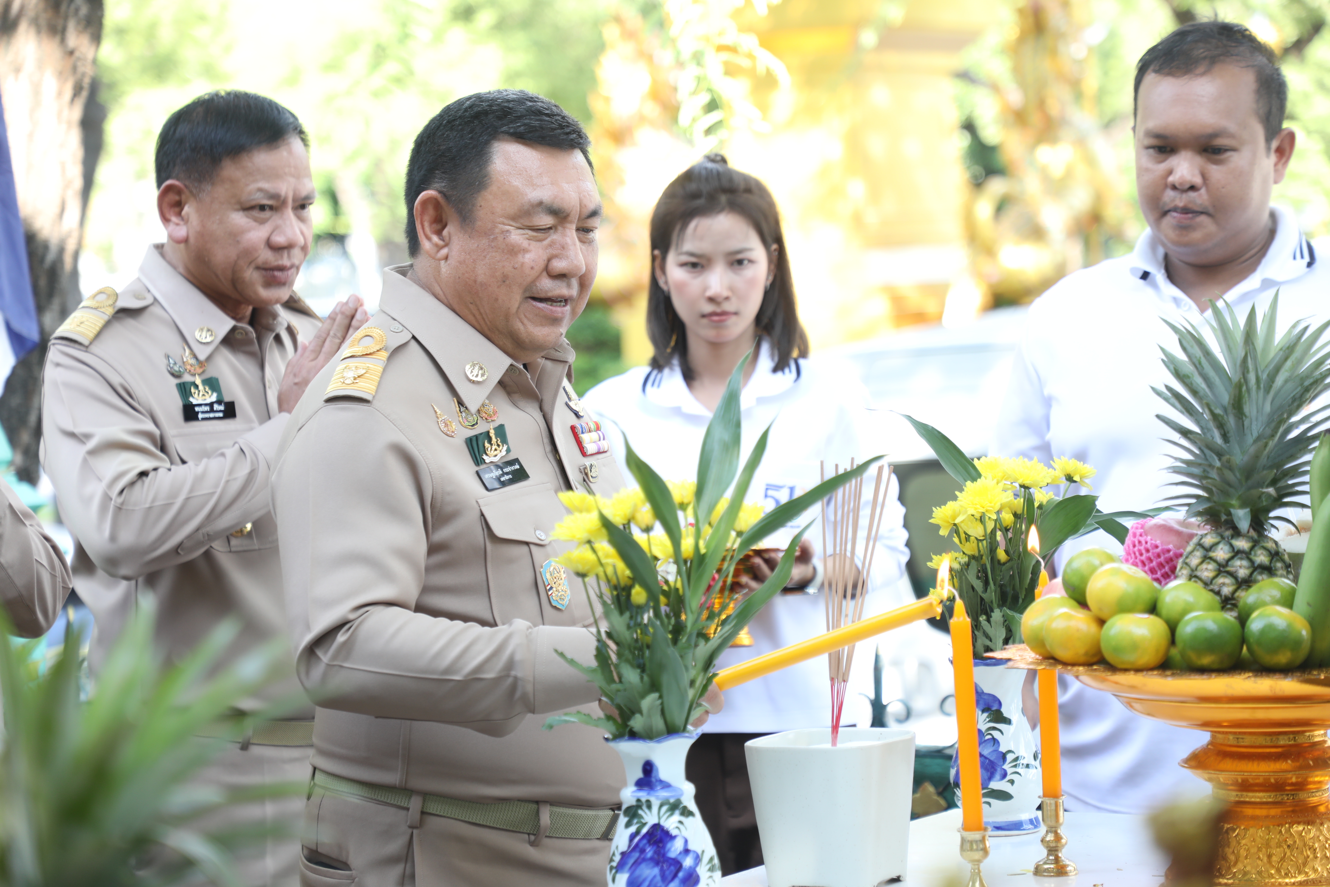 title - เลขาธิการ ส.ป.ก. และผู้เกษียณอายุราชการ สักการะสิ่งศักดิ์สิทธิ์ประจำ กระทรวงเกษตรและสหกรณ์ และ สำนักงานการปฏิรูปที่ดินเพื่อเกษตรกรรม เนื่องในโอกาสเกษียณอายุราชการ